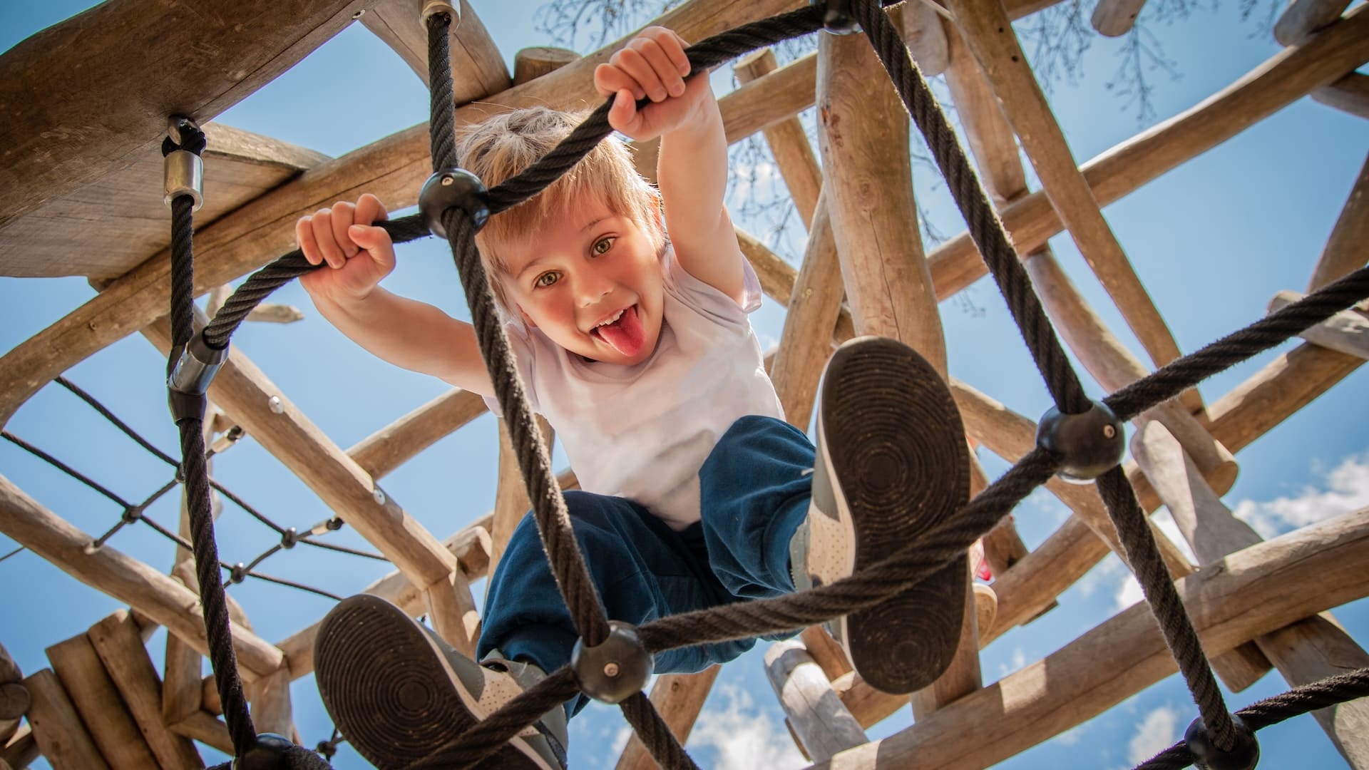 Quando é necessário reparar redes de corda em parques infantis