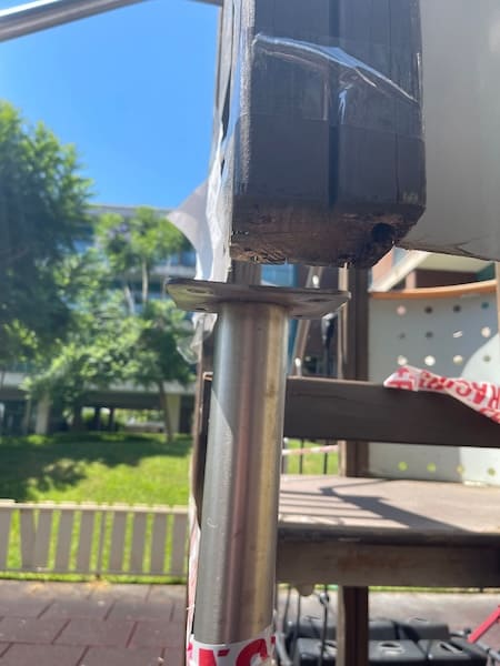 Arranjo de ferragens e elementos metalicos de parque infantil crianças REPI