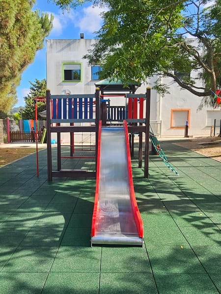 recuperação e aplicação de piso para parques infantins para crianças REPI